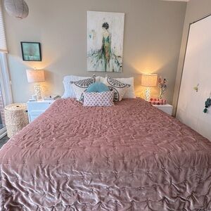 West elm 
Lush Velvet Tack Stitch queen  Quilt, color petal